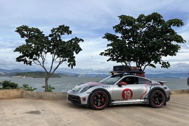 Porsche 911 Dakar cua dai gia Hai Phong cham moc 75.000 km-Hinh-6