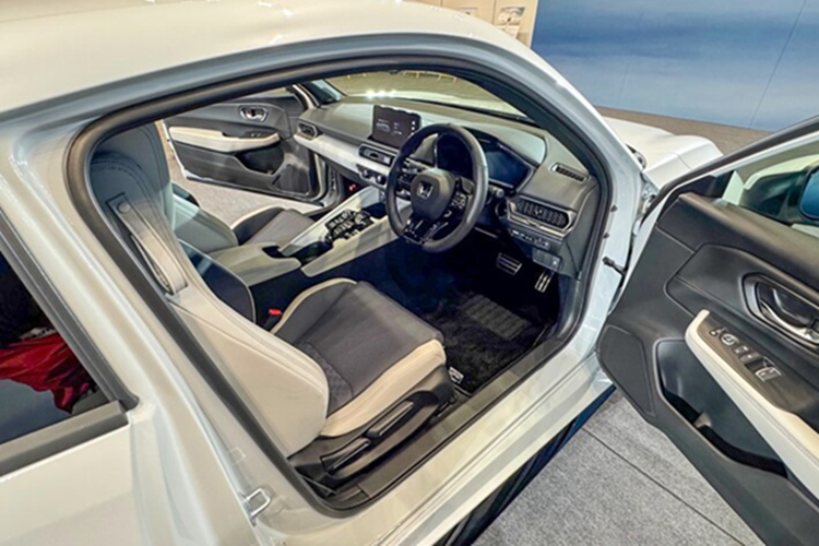 Với hoạt động của 2 động cơ điện được kết nối với động cơ xăng giúp nâng cao trải nghiệm lái xe với khả năng cho phép người lái tự chọn chuyển số và còn có cả âm thanh giả lập. Hệ thống e:HEV thế hệ mới trên Honda Prelude có hệ thống Kiểm soát sang số tuyến tính giúp điều chỉnh âm thanh tổng hợp theo tốc độ sử dụng.