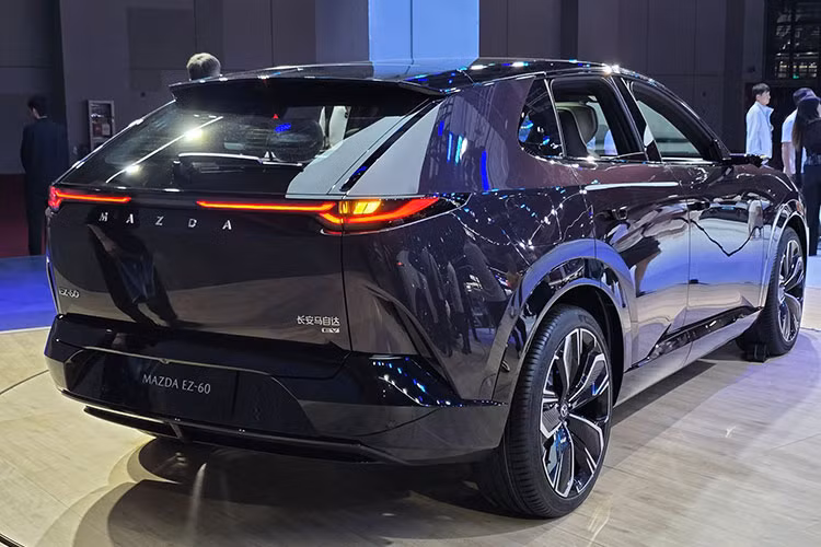 Tan thay Mazda EZ-60 2026 - SUV lai coupe ban hybrid thuan dien-Hinh-9