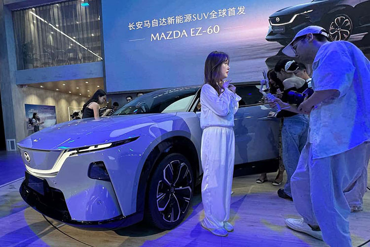 Tan thay Mazda EZ-60 2026 - SUV lai coupe ban hybrid thuan dien
