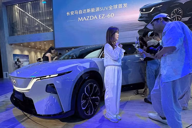 Tan thay Mazda EZ-60 2026 - SUV lai coupe ban hybrid thuan dien