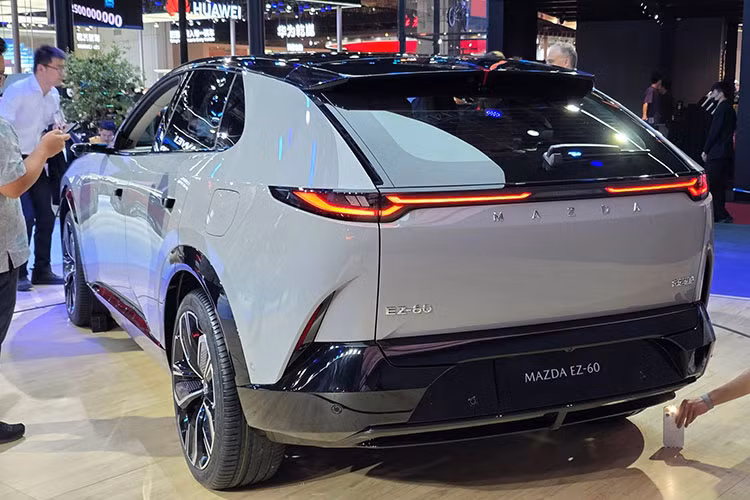 Tan thay Mazda EZ-60 2026 - SUV lai coupe ban hybrid thuan dien-Hinh-3