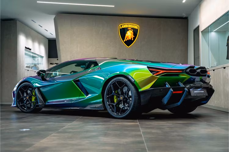 Siêu xe Lamborghini Revuelto có tông màu ngoại thất đặc biệt này được đăng ký lần đầu vào tháng 6/2024, mức odo hiện tại 1.132 km. Hiện tại mức giá không được tiết lộ. Tại Việt Nam, siêu xe hybrid Revuelto được nhà phân phối chính hãng từ 44 tỷ đồng.