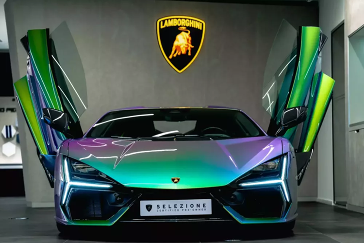 Lamborghini Revuelto mau son dac biet, co the len den 2 ty dong