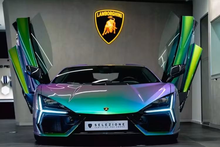 Lamborghini Revuelto mau son dac biet, co the len den 2 ty dong