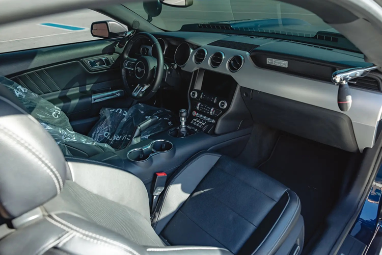 Sức mạnh bên dưới nắp capo là cỗ máy V8 dung tích 5.0L sản sinh công suất 435 mã lực kết hợp hộp số sàn 6 cấp.