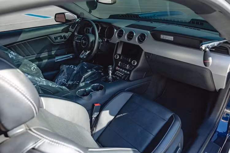 Sức mạnh bên dưới nắp capo là cỗ máy V8 dung tích 5.0L sản sinh công suất 435 mã lực kết hợp hộp số sàn 6 cấp.