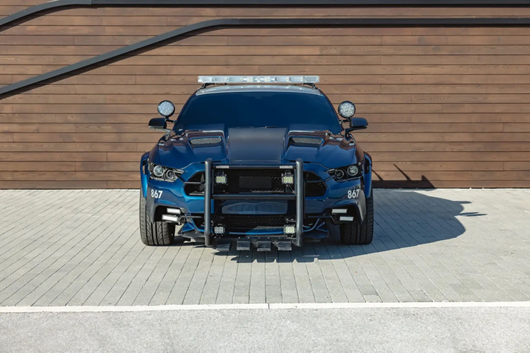 Chiếc xe cảnh sát Ford Mustang đóng vai Barricade thuộc Decepticon (phe đối lập của Autobots - nhóm siêu anh hùng) được chế tạo đặc biệt, sở hữu bộ body kit mạnh mẽ đồ họa phong cách cảnh sát và dòng chữ “Keep Calm and Hail Megatron” khắc trên thân xe, thay thế cho khẩu hiệu trước đây của nhân vật phản diện “To Punish and Enslave”.