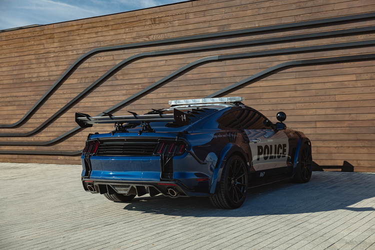 Với những nâng cấp theo phong cách Hollywood cùng tình trạng hoàng hảo và "lý lịch" từng đóng phim khiến chiếc xe trở nên thật sự thú vị.