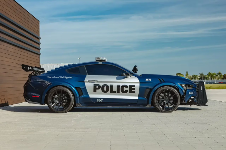 Không giống các phiên bản sao, chiếc xe này giữ nguyên toàn bộ hệ thống đèn hoạt động như trong phim cùng hàng loạt các giấy tờ, bao gồm chứng nhận có chữ ký của đạo diễn Michael Bay.