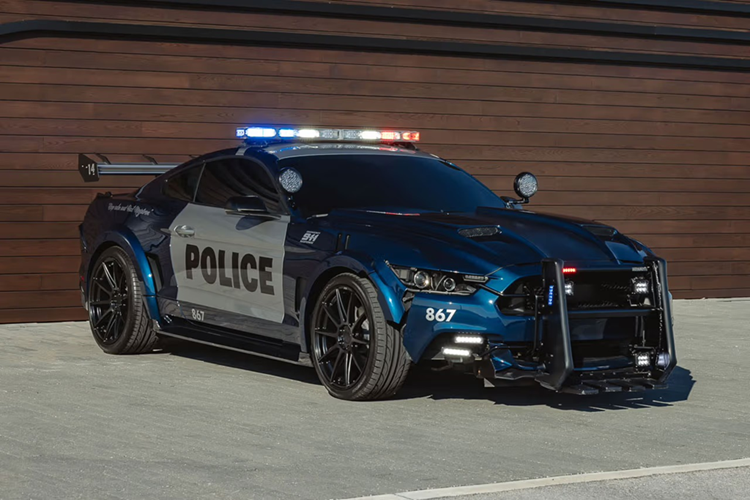 Chiếc Ford Mustang GT đời 2016 này là mảnh ghép thực sự của lịch sử Hollywood và ngành ô tô khi chế tạo chiếc xe đặc biệt phục vụ cho bộ phim Transformers: The Last Knight. Đây là thế hệ thứ sáu của Mustang (2015–2023).