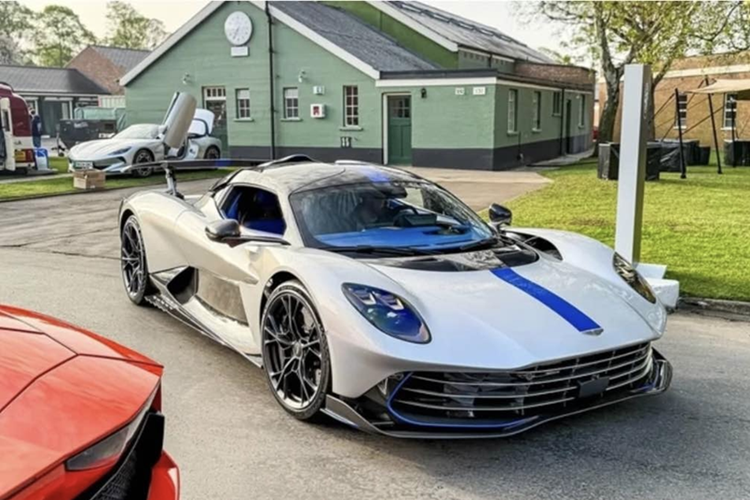 Aston Martin Valhalla trieu do lan banh tren pho sau 6 nam ra mat-Hinh-2