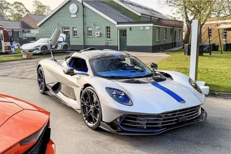 Aston Martin Valhalla trieu do lan banh tren pho sau 6 nam ra mat-Hinh-2