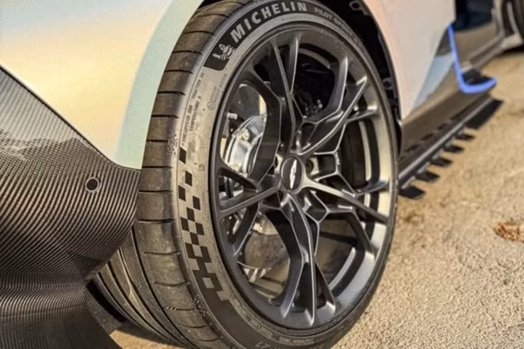 Aston Martin Valhalla trieu do lan banh tren pho sau 6 nam ra mat-Hinh-4