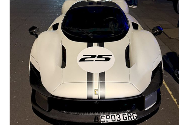 Gần đây, “siêu đầu bếp” đã bị bắt gặp trên đường phố London với một trong những cực phẩm mà ông đang sở hữu đó là chiếc Ferrari Daytona SP3 triệu đô. Mẫu hypercar SP3 được thiết kế đặc biệt nhằm vinh danh chiến thắng 1-2-3 của Ferrari trong giải đua 24 Hours of Daytona vào năm 1967.