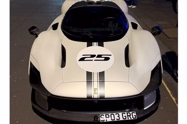 Gần đây, “siêu đầu bếp” đã bị bắt gặp trên đường phố London với một trong những cực phẩm mà ông đang sở hữu đó là chiếc Ferrari Daytona SP3 triệu đô. Mẫu hypercar SP3 được thiết kế đặc biệt nhằm vinh danh chiến thắng 1-2-3 của Ferrari trong giải đua 24 Hours of Daytona vào năm 1967.