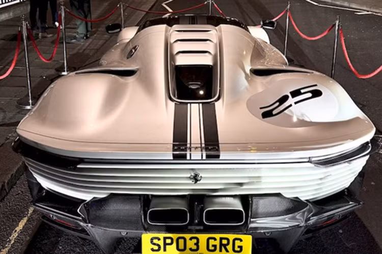 Sức mạnh sẽ được truyền tới hệ dẫn động cầu sau và hộp số ly hợp kép 8 cấp F1 với sự hỗ trợ của bộ vi sai chống trượt, nhờ đó, siêu phẩm này có thể tăng tốc từ vị trí xuất phát 100 km/h chỉ trong thời gian 2,85 giây.