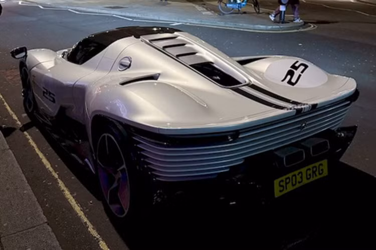 Cung cấp sức mạnh cho Ferrari Daytona SP3 của Zlatan Ibrahimovic là khối động cơ V12, dung tích 6.5 lít, hút khí tự nhiên, sản sinh công suất tối đa 829 mã lực và mô-men xoắn cực đại 697 Nm.