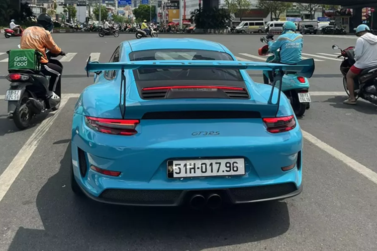 Động cơ kết hợp cùng hộp số PDK 7 cấp, nhờ đó, siêu xe Porsche 911 GT3 RS 991.2 tại Việt Nam có thể tăng tốc từ vị trí xuất phát lên 100 km/h chỉ trong thời gian 3,2 giây, nhanh hơn 0,1 giây so với đời trước và vận tốc tối đa của siêu xe này tăng thêm 2 km/h lên mức 312 km/h.