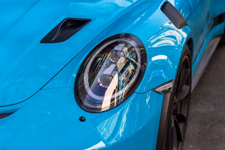 Dù vậy, mới đây, chiếc Porsche 911 GT3 RS màu xanh Miami đã bị bắt gặp lăn bánh tại ngã tư hàng xanh, đoạn hướng về quận 1, Tp.HCM. Tại thời điểm về nước, giá xe Porsche chính hãng của 911 GT3 RS là 13,95 tỷ đồng, chưa bao gồm các tùy chọn thêm.