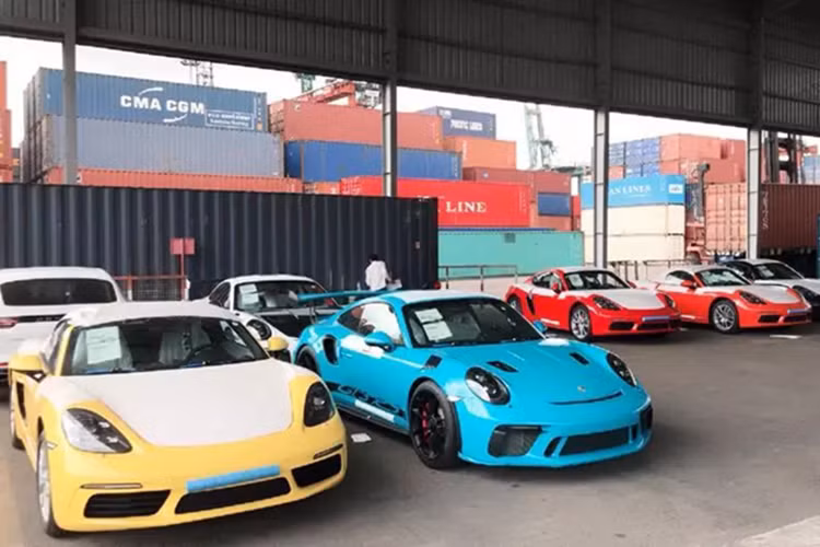 Porsche 911 GT3 RS đời 991.2 được các đại gia Việt ưa chuộng với gần 5 xe về nước, trong đó, có 1 chiếc mang màu sơn Miami rất đẹp mắt.