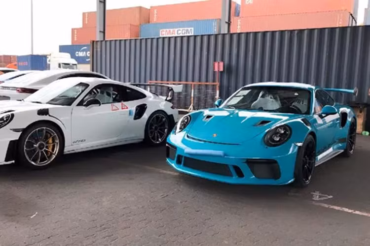 Tuy nhiên, sau 6 năm về nước, số lần chiếc xe Porsche 911 GT3 RS tại TP HCM này được nhìn thấy lăn bánh trên đường không nhiều, lý do là chủ xe có quá nhiều sự lựa chọn hấp dẫn trong garage.