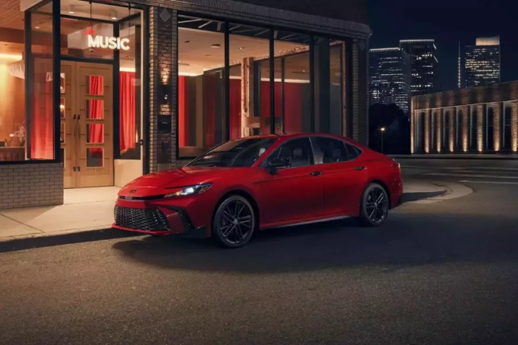 Chi tiet Toyota Camry Nightshade Edition 2026 moi vua ra mat