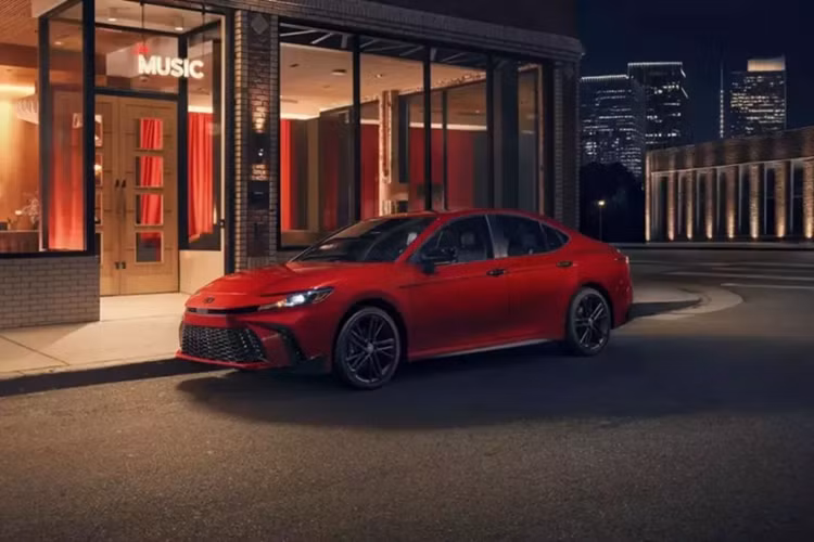 Chi tiet Toyota Camry Nightshade Edition 2026 moi vua ra mat