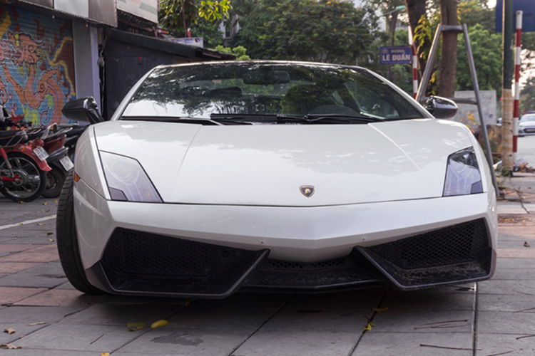 Điểm thay đổi của chiếc siêu xe Lamborghini Gallardo LP570-4 Superleggera tại Hà Nội trong nhiều năm qua là được thay các bộ áo khác nhau bằng phương pháp dán đề-can, trước khi được chủ nhân cho về màu sơn "zin" là trắng, và thay đổi tý là nắp capô thay bằng loại carbon đắt tiền.