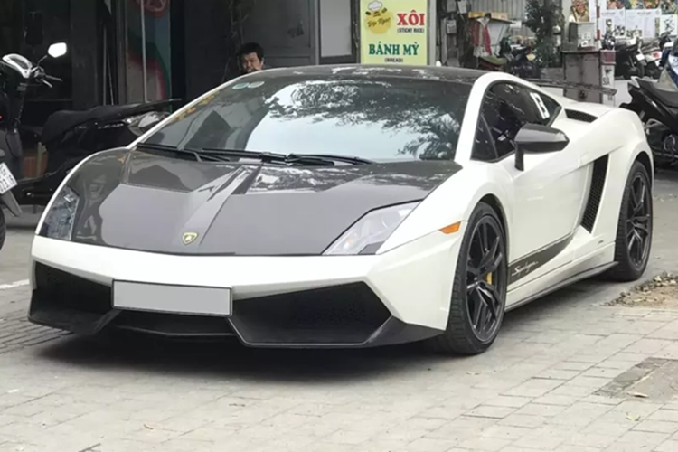 Là người khá kín tiếng trên mạng xã hội, nhưng với giới mê xe, không ai là không biết đến chủ nhân của chiếc xe Lamborghini Gallardo Superleggera độc nhất Việt Nam có thói quen sưu tập xe nhiều hơn là bán đi để mua các mẫu xe mới trải nghiệm.