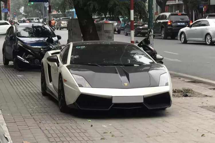 Lamborghini Gallardo LP570-4 Superleggera tại Hà Nội này là 1 dòng siêu xe hiệu suất cao và gần 20 năm trước đã làm mưa làm gió trên thị trường và các cuộc đua, khá thú vị là có 1 đại gia Việt đã nhập Gallardo Superleggera về nước từ năm 2012, đến nay xe chỉ mới qua vài chủ và người hiện tại sở hữu xe cũng đã gần 10 năm.