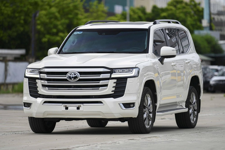 Toyota Land Cruiser LC300 2025 tu 893 trieu, chua ban da 