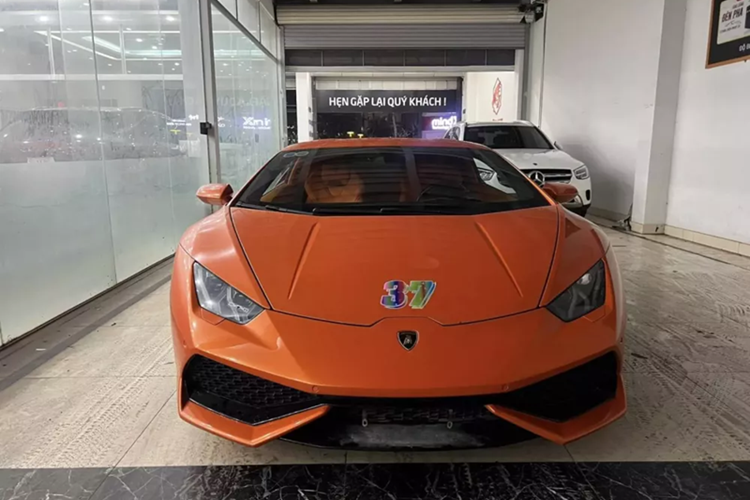 Riêng nắp động cơ làm từ sợi carbon trong gói độ Vorsteiner Novara Edizione cũng có giá lên tới 167 triệu đồng, khi còn thuộc sở hữu của chủ cũ là đại gia lan đột biến Sài Gòn vào năm 2021.