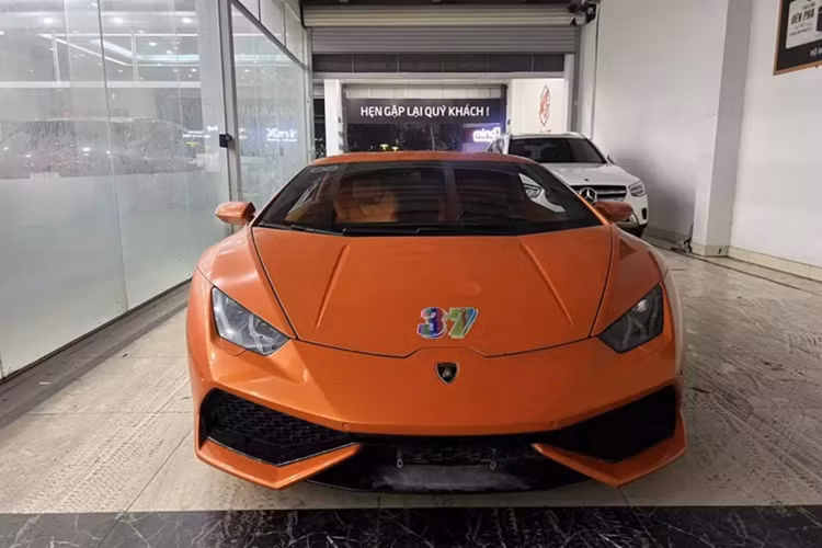 "Đại gia đồng nát" xứ Nghệ bán Lamboghini Huracan lỗ nhiều tỷ đồng - Hình 7 Riêng nắp động cơ làm từ sợi carbon trong gói độ Vorsteiner Novara Edizione cũng có giá lên tới 167 triệu đồng, khi còn thuộc sở hữu của chủ cũ là đại gia lan đột biến Sài Gòn vào năm 2021.