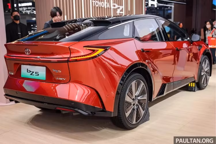Can canh Toyota bZ5 tu 455 trieu dong, tam hoat dong 630 km-Hinh-5