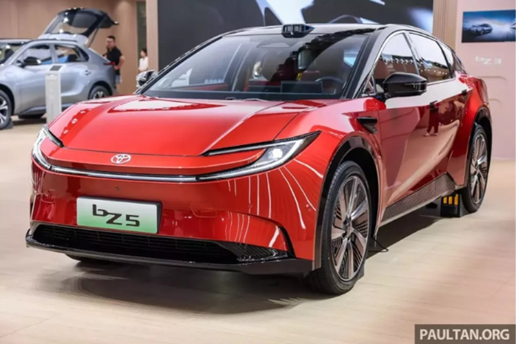 Can canh Toyota bZ5 tu 455 trieu dong, tam hoat dong 630 km