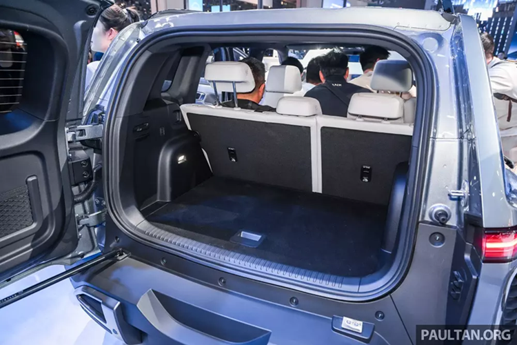 Chưa hết, Tai 3 còn là mẫu xe đầu tiên của Fangchengbao sở hữu hệ dẫn động cầu sau RWD. Xe chỉ có một mô-tơ điện duy nhất, sản sinh công suất tối đa 218 mã lực và mô-men xoắn cực đại 310 Nm. Nhờ đó, xe có thể tăng tốc từ 0-100 km/h trong 7,9 giây và đạt tốc độ tối đa 201 km/h.