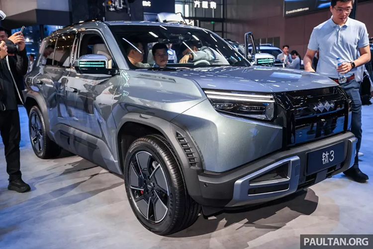 Bao gồm các mẫu xe BYD Tai 3 hybrid cắm sạc dẫn động bốn bánh. Đồng thời, Tai 3 cũng là mẫu xe đã được BYD đăng ký bảo hộ kiểu dáng công nghiệp tại Việt Nam vào hồi tháng 3/2025. Do đó, sẽ không bất ngờ nếu mẫu xe điện này cũng được bán ở Việt Nam trong tương lai.