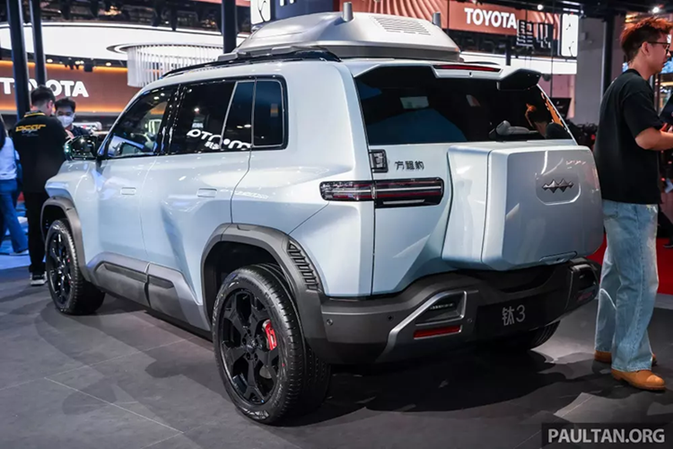 Phiên bản dẫn động 4 bánh AWD của xe có thêm 1 mô-tơ điện phía trước, cho công suất tối đa 150 mã lực và mô-men xoắn cực đại 200 Nm. Phiên bản này có tổng công suất 421 mã lực và mô-men xoắn 510 Nm. Sức mạnh này cho phép xe tăng tốc từ 0-100 km/h trong 4,9 giây.