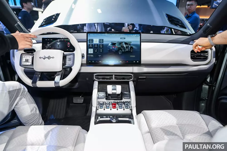 Tất nhiên, Tai 3 sẽ không phải là một sản phẩm của BYD nếu thiếu công nghệ. Xe sở hữu màn hình cảm ứng trung tâm 15,6 inch, hệ thống giảm xóc thích ứng DiSus-C và hệ thống trợ lái cao cấp God’s Eye C. Thậm chí, xe còn đi kèm cả máy bay không người lái DJI. Đúng như tên gọi, Tai 3 là mẫu xe nhỏ nhất trong dòng sản phẩm của Fangchengbao.