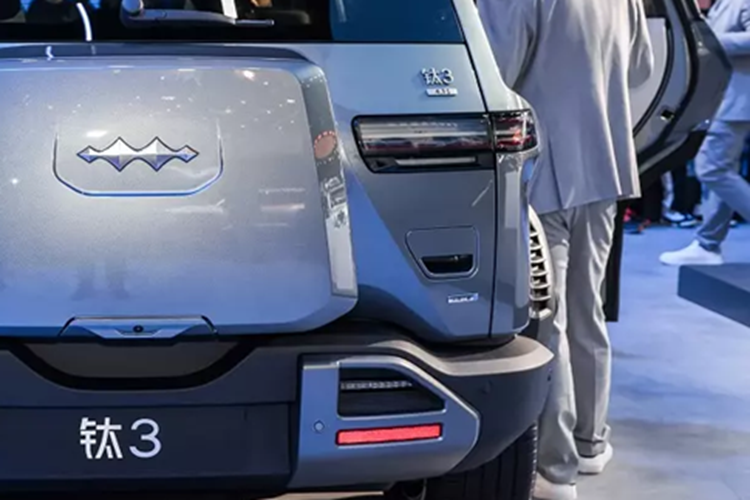 Tai 3 được trang bị pin lithium-sắt-photphat (LFP) dạng Blade của BYD với dung lượng 65,28 kWh ở bản RWD và 72,96 kWh ở bản AWD. Cả hai đều cung cấp phạm vi hoạt động 501 km theo chu trình thử nghiệm CLTC của Trung Quốc. Công suất sạc nhanh DC tối đa là 195 kW ở phiên bản RWD và 215 kW ở bản AWD, cho phép sạc từ 30% lên 80% trong 18 phút.