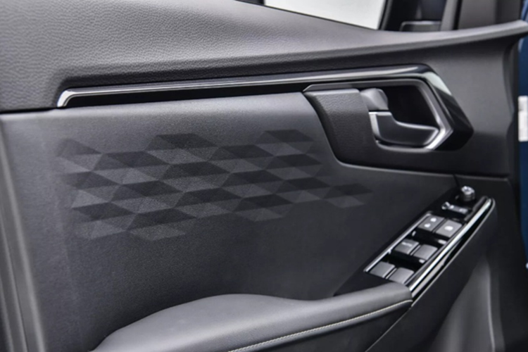 Isuzu D-Max EV 2025 ra mat, ban tai dien 