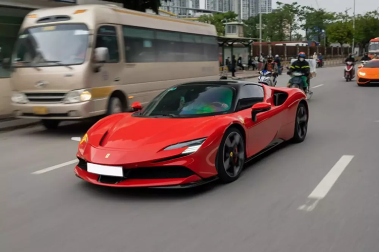 Ferrari SF90 Stradale tung cua chong cu Le Quyen tiep tuc rao ban
