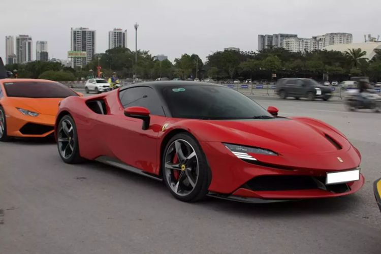 Ferrari SF90 Stradale tung cua chong cu Le Quyen tiep tuc rao ban-Hinh-2