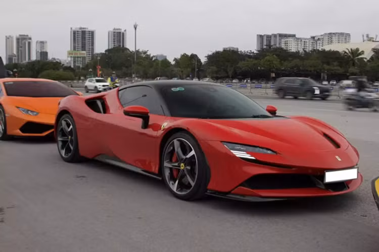 Ferrari SF90 Stradale tung cua chong cu Le Quyen tiep tuc rao ban-Hinh-2