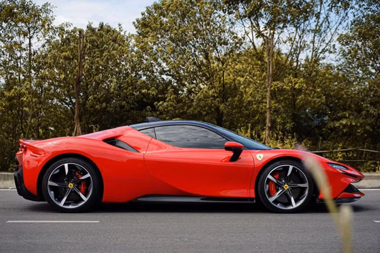 Ferrari SF90 Stradale tung cua chong cu Le Quyen tiep tuc rao ban-Hinh-6