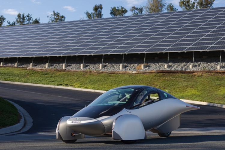 Tan thay xe dien mat troi Aptera chay 482km khong can sac-Hinh-5