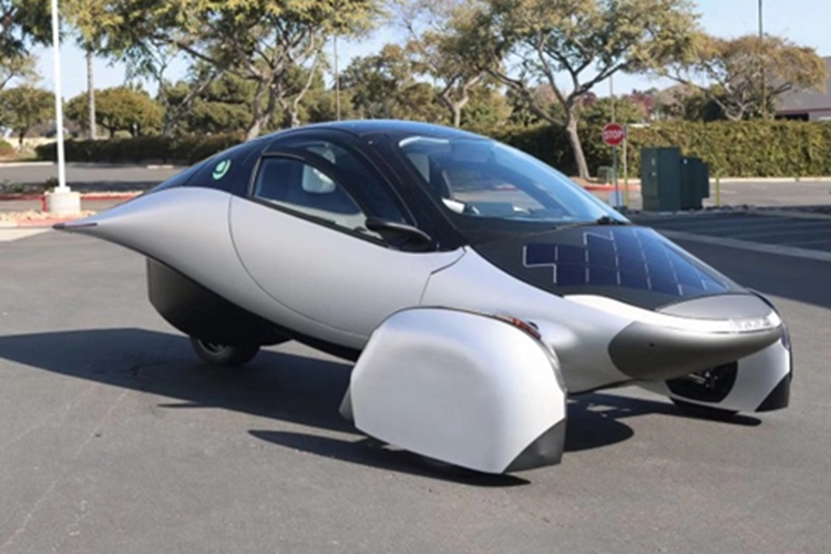 Tan thay xe dien mat troi Aptera chay 482km khong can sac