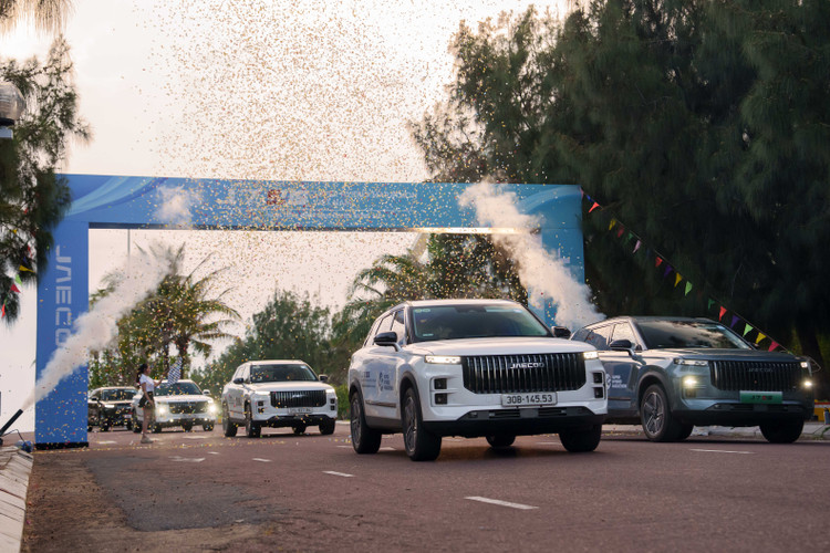 Jaecoo J7 PHEV lan banh 1.500km do day xang, sac day pin-Hinh-5