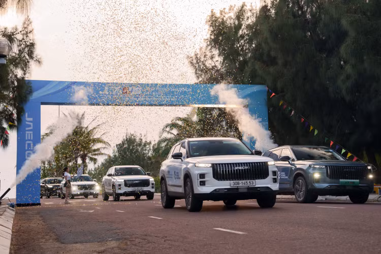 Jaecoo J7 PHEV lan banh 1.500km do day xang, sac day pin-Hinh-5